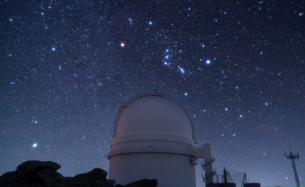 Constel.lació d'Orió a sobre de la cúpula de l'observatori de Calar Alto